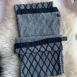 TOMMY HILFIGER KNITTED NAVY SCARF